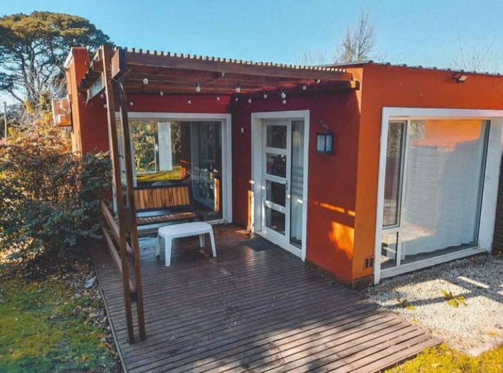 Dos Habitaciones y futón de dos plazas en el living ( max 6 personas ), cocina, comedor, ante baño y baño completo 