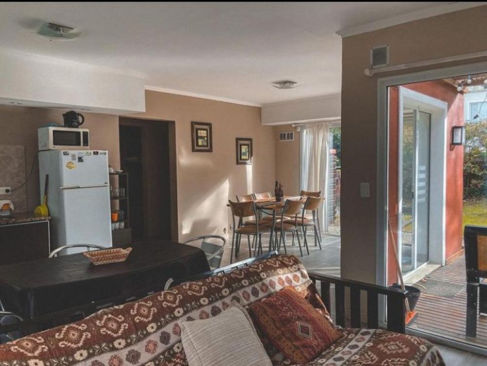 Dos Habitaciones y futón de dos plazas en el living ( max 6 personas ), cocina, comedor, ante baño y baño completo 