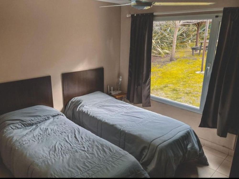 Dos Habitaciones y futón de dos plazas en el living ( max 6 personas ), cocina, comedor, ante baño y baño completo 