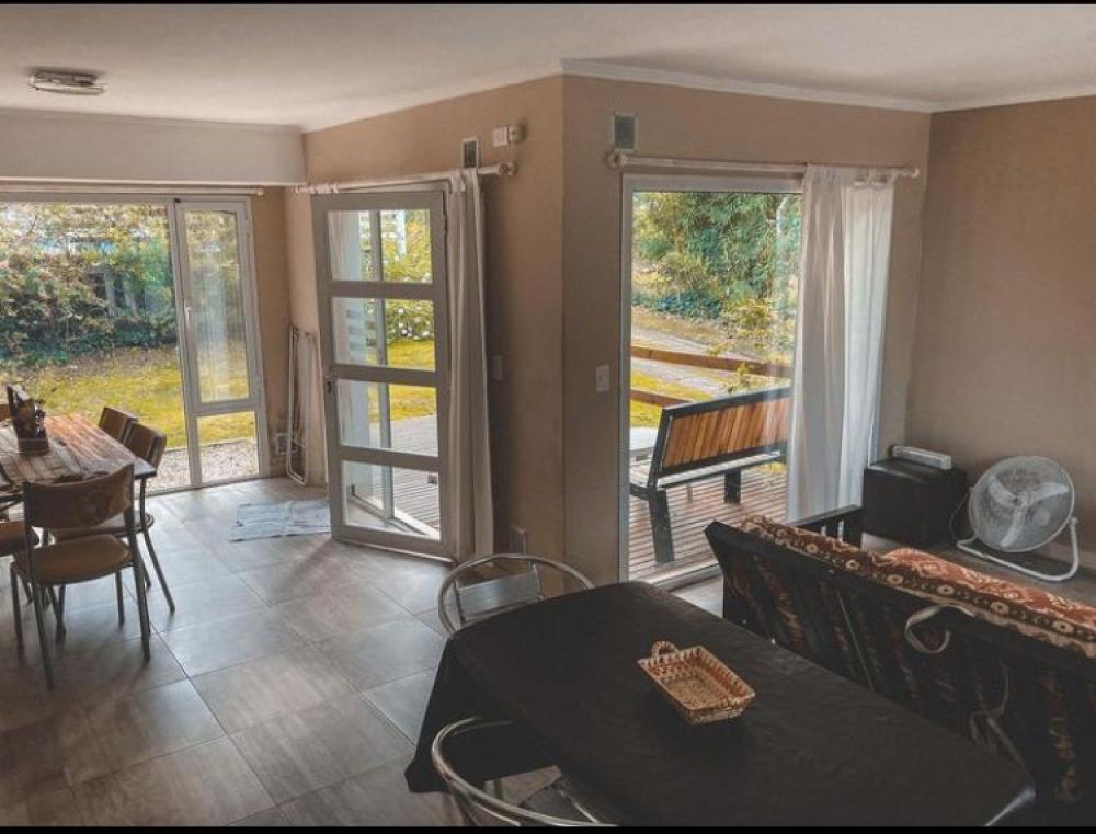 Dos Habitaciones y futón de dos plazas en el living ( max 6 personas ), cocina, comedor, ante baño y baño completo 