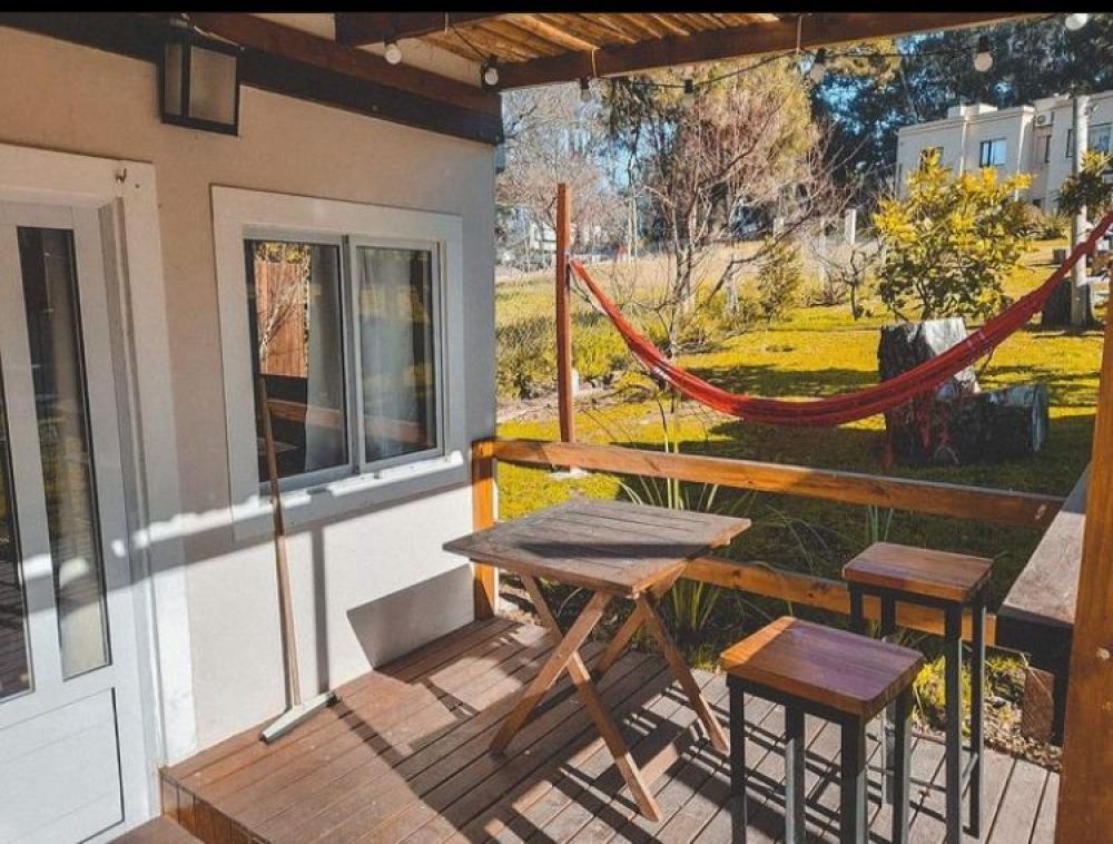 Una habitación matrimonial y dos camas singles en el living ( máximo 4 personas ), cocina, comedor, ante baño y baño completo