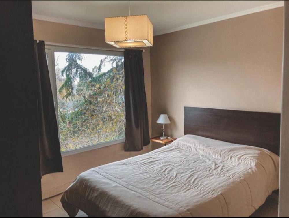 Dos Habitaciones  y futón de dos plazas en el living ( max 6 personas ) , cocina, comedor, ante baño y baño completo
