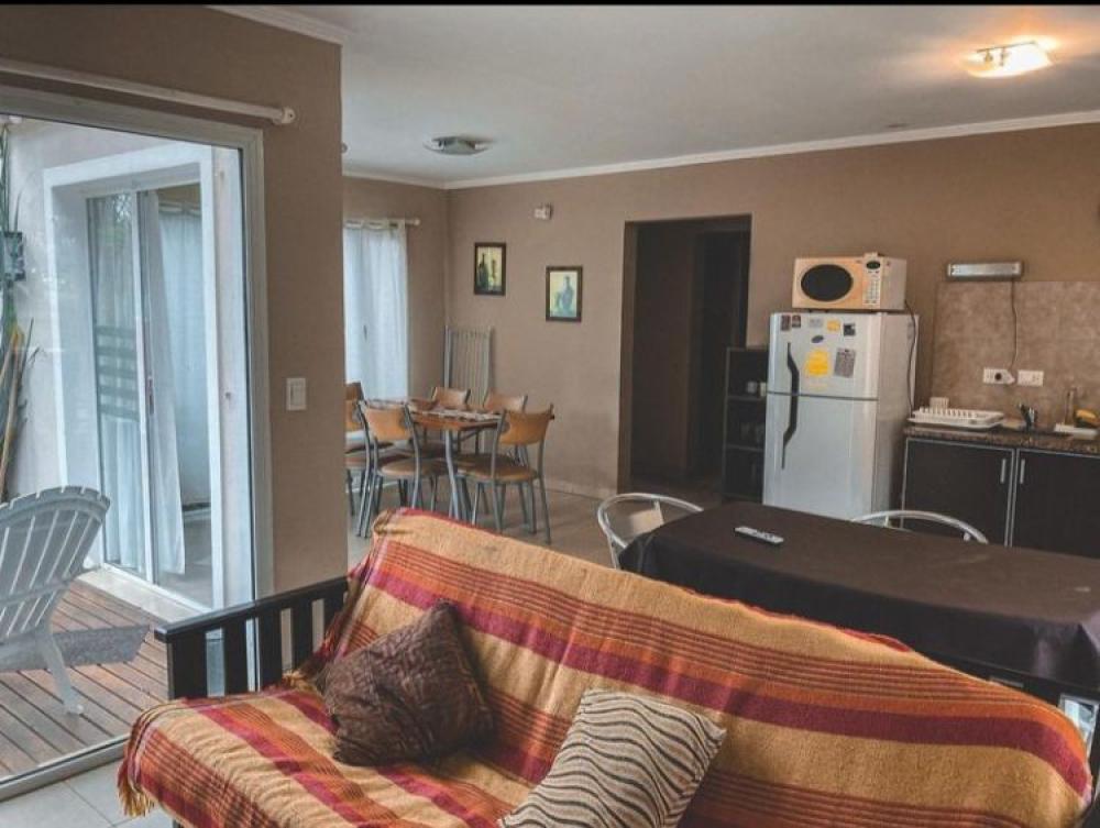 Dos Habitaciones  y futón de dos plazas en el living ( max 6 personas ) , cocina, comedor, ante baño y baño completo