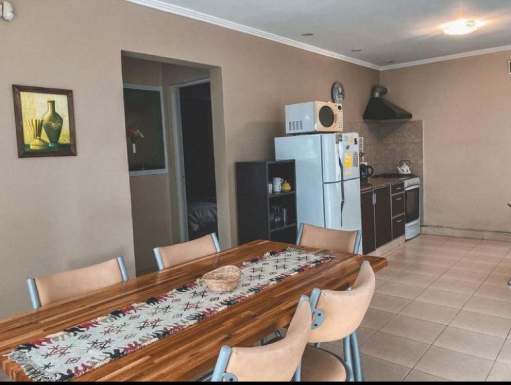 Dos Habitaciones  y futón de dos plazas en el living ( max 6 personas ) , cocina, comedor, ante baño y baño completo