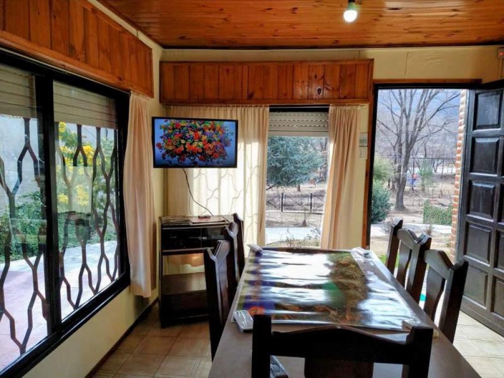 22_Comedor_Vista_Interior_al_exterior La Casa de las Flores en Potrero de los Funes - Cabañas.com